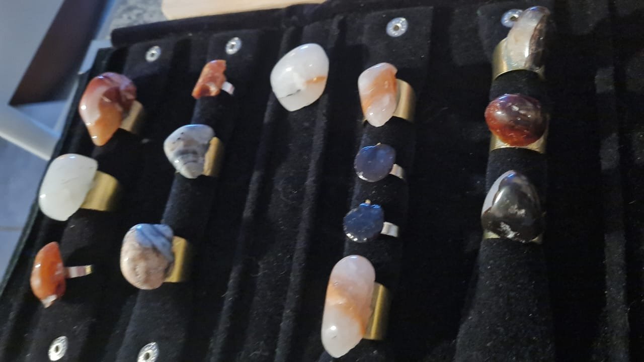 Coleção de anéis artesanais com pedras e sementes